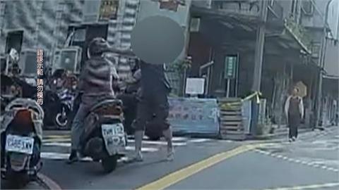 女騎士轉彎未減速禮讓　行人氣炸「狠巴頭」恐挨告