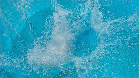 父替9歲兒慶生「突發心臟病」墜泳池身亡！全家坐一旁「沒人去救」：以為惡作劇