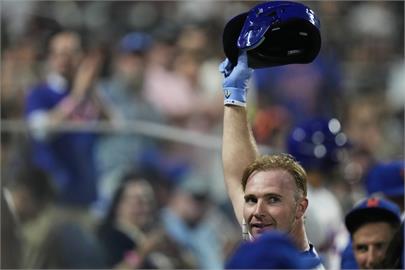 MLB(影)／「北極熊」打破隊史全壘打紀錄　前輩「草莓先生」第一時間向小老弟道賀