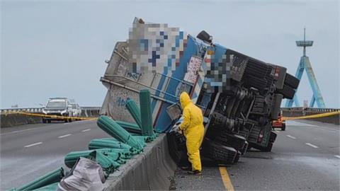 台61線布袋化槽車側翻　　化學液體外漏封閉南下路段