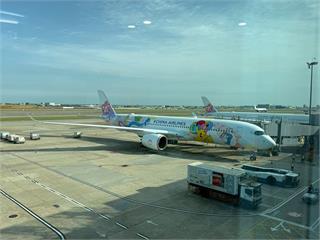 網友搶票衝東京賞櫻 驚喜巧遇華航皮卡丘彩繪機！從機身到枕頭全被萌翻！