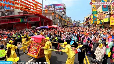 4姊妹見面太開心！白沙屯媽祖「甩尾」衝進鎮瀾宮　網笑：不愧是粉紅超跑