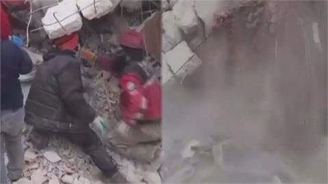 土耳其災區危樓二次倒塌！搜救隊員救人卻慘遭「石堆活埋」　驚險畫面曝