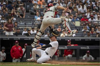 MLB(影)／從二樓拉到地面！費城人捕手「比扯鈴還扯的觸殺」封阻得分洋基超傻眼