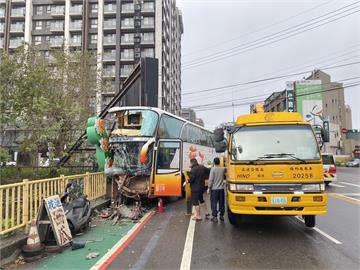 快新聞／竹東高中專車撞橋欄桿「車頭全毀」　7人受傷「駕駛搶救中」
