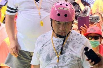胡瓜濕身不慎露點！眾人直虧：「大哥好大！」
