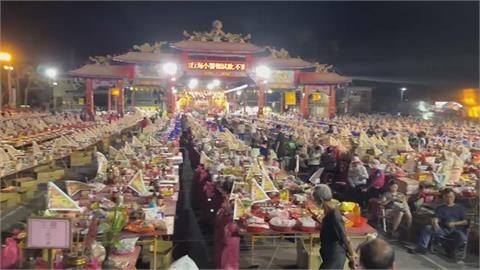 東石港口宮第180年"見天夜譜" 擺逾2600供品桌超盛大