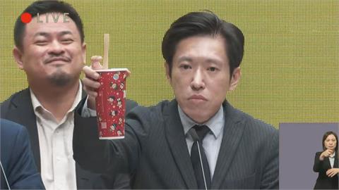 張惇涵舉珍奶後他秒燦笑　洪申翰解釋：沒意識到笑這麼傻