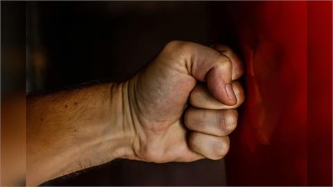 台南女疑遭侵犯…6惡煞抱不平「押惡狼套狗鍊拖行」私刑凌虐3小時下場曝