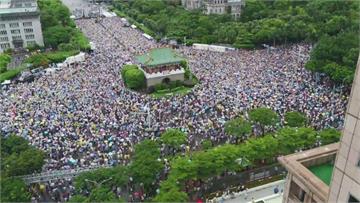 萬人不畏風雨擠爆凱道 大聲喊出紅色媒體滾出台灣