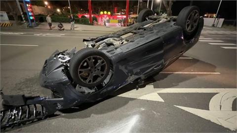 快新聞／台中瑪莎拉蒂暗夜自撞！　四輪朝天、零件噴飛慘況曝光
