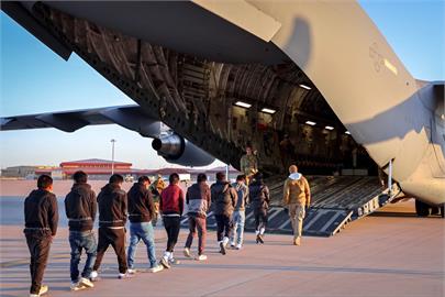 有錢就是任性！川普派C-17軍機遣送非法移民　費用「超過客機頭等艙」