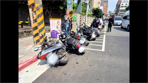 北投復康巴士不明原因暴走　衝撞路邊15機車、3汽車