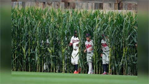MLB(影)／「夢幻成真」棒球賽回歸大聯盟！26位名人堂球星玉米田中夢幻出場