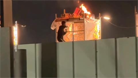 嘉義宮廟放煙火...就在資源回收場旁　火花引燃牌樓幸即時撲滅