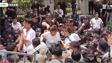 民眾黨「走讀」街頭失控！黃國昌攀拒馬「勒警脖」　陳佩琪喊話賴清德：給柯文哲公平審判　