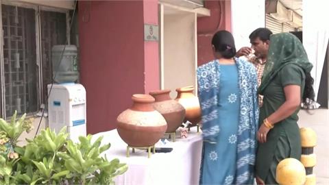 印度高溫飆45度「熱爆」　投票所裝噴霧機、電扇防民眾中暑