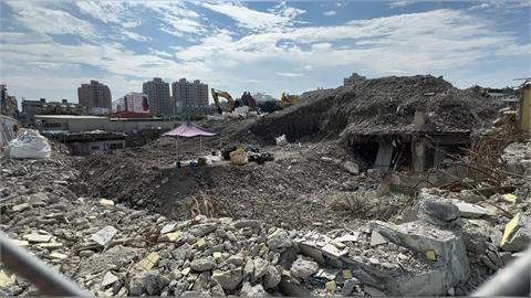 "美濃大峽谷"翻版? 高雄工地廢棄物堆置近兩層樓高