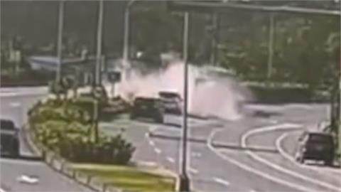台東砂石車爆胎失控自衝分隔島　車頭車斗橫跨兩車道