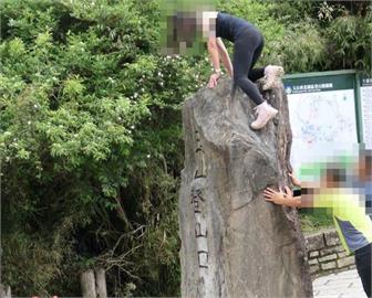 快新聞／為拍網美照？　女爬玉山「攀上登山口石碑」遭網罵翻　玉管處回應了