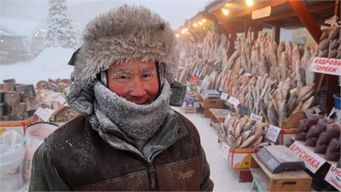 「世界最冷城市」零下50度如天然冰箱　魚販攤位「鮮魚冰柱」畫面曝