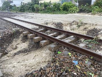 快新聞／雨彈狂轟中台灣　台鐵「二水=林內」路基掏空雙向中斷