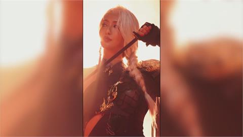 薔薔身穿火辣盔甲演繹遊戲女角　震撼登場大秀身材