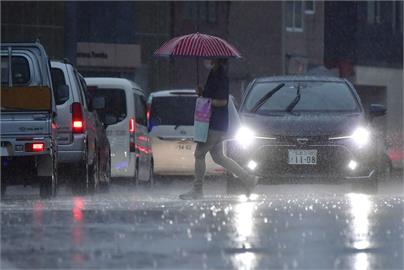 日本關東暴雨「馬路淹成小河」　民眾冒險開車涉水