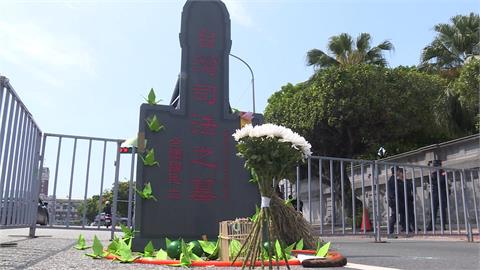 柯文哲涉京華城案遭求刑28年半　民眾黨支持者上凱道「掃墓」