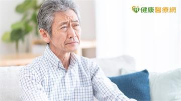 50歲後手抖、動作變慢？藥師解析帕金森氏症症狀、5類常用藥與副作用
