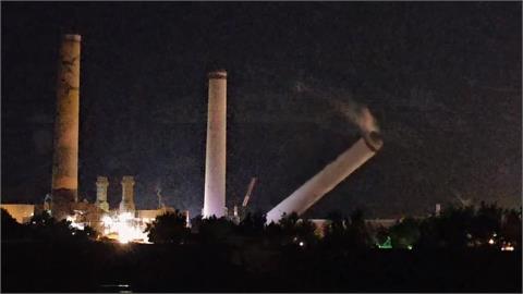 服役近30年　通霄發電廠四號煙囪"放倒"拆除　鄉親專程來告別