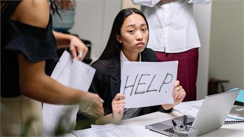 上屬不管加下屬擺爛！中階主管慘遭夾擊崩潰問：能否告職場霸凌？律師親揭「這些關鍵」