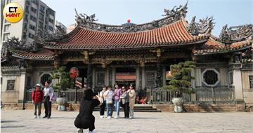 龍山寺旁攤位「影印雙證件換千元」引警方關注　負責人喊冤：我不是詐騙