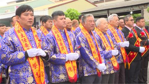 大甲媽回鑾抵台中清水　「豐原鎮清宮」管委會行三跪九叩禮