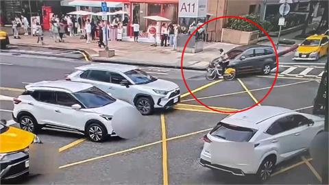 砰！轎車撞上YouBike「保險桿掉落」　網笑：腳踏車完勝