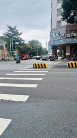 斑馬線被庇護島擋住　民眾開酸：過馬路如障礙挑戰賽