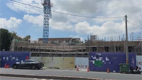 台南住宅新建工地鷹架模板突傾斜　目擊民眾：台版比薩斜塔？