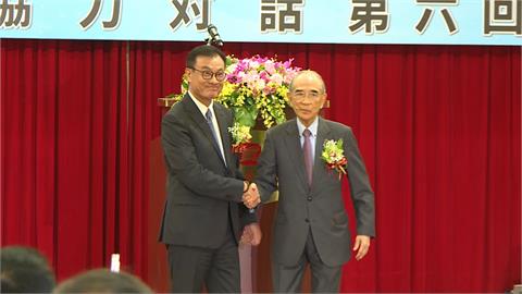台日海洋事務合作對話會議！　雙方數度握手展現堅定情誼