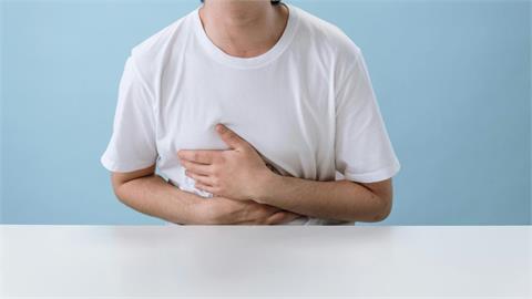 中國老翁「便秘10多天」腸道全堵死！手術突發逆流「口腔噴出1物」醫搖頭了