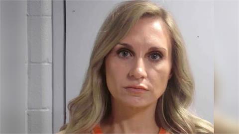 快新聞/女市長「床戰16歲少年」慘了!穿比基尼勾引兒子朋友 當場被抓包