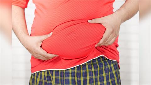 30歲男睡醒「褲子濕一片」！自動洩洪「是回春？」醫揭4警訊恐是病
