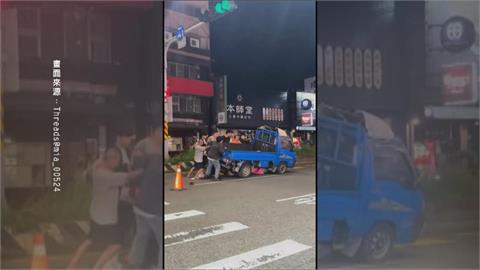 台南婦過馬路遭撞「捲車底」　路過民眾合力「徒手抬車」救出