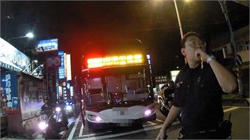 公車拋錨路中央　桃警聯手熱心民眾齊力排除事故