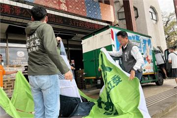 拆看板優先助災民　林俊憲送百面帆布至災區暫遮屋頂