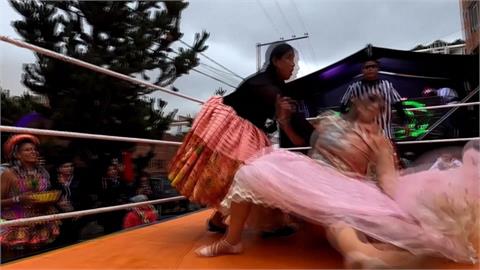 穿蓬蓬裙玩摔角　玻利維亞原住民婦女特色活動