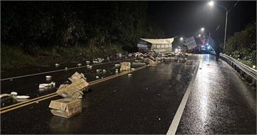 台2線2聯結車對撞翻覆 壓毀護欄「蔬菜傾瀉滿地」