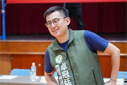 快新聞／柯文哲祭旗提告吞敗！　卓冠廷獲判無罪嗆爆：台灣人今年選了新總統