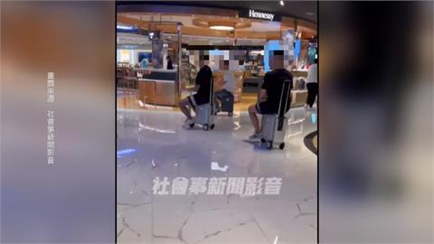 超危險！桃園機場航站奇觀　年輕人坐「電動行李箱」亂竄