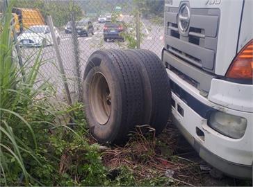 大貨車不明原因輪胎脫落　46歲男「停車場除草」遭擊中身亡