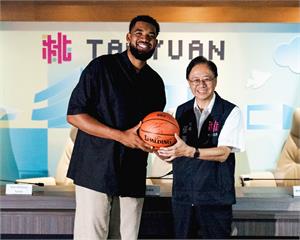 NBA巨星Towns要去大溪老街了！開心打陀螺、吃豆干